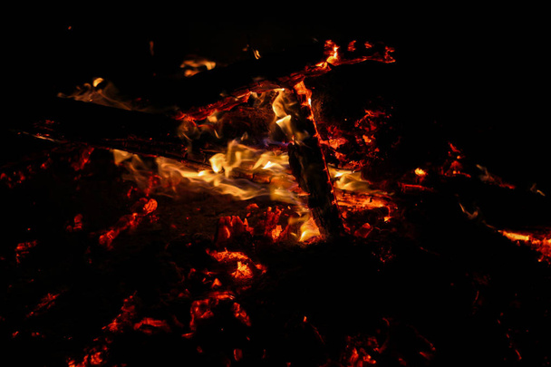 İçin için yanan kömürün üstünde siyah bir arka plan - Fotoğraf, Görsel