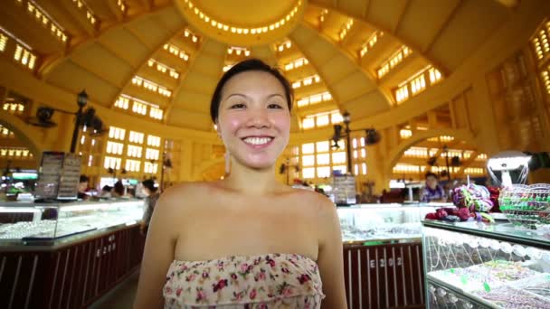 Young Asian girl shopping phnom penh central market - Кадри, відео