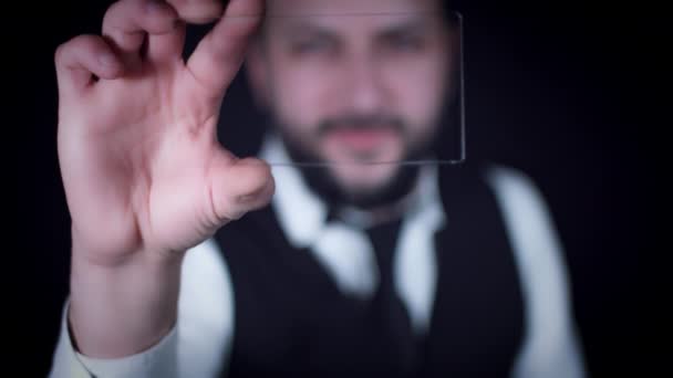 Dispositivo inteligente transparente futuro 4K, hombre de negocios que muestra el teléfono de cristal
 - Imágenes, Vídeo