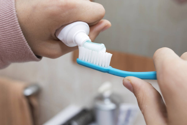 mains avec dentifrice et brosse à dents
 - Photo, image