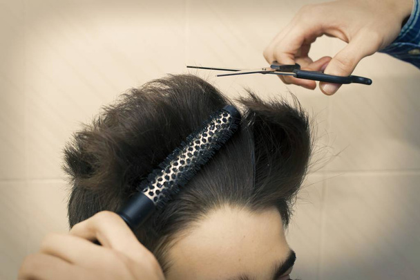 руки с ножницами стригут волосы, парикмахер
 - Фото, изображение