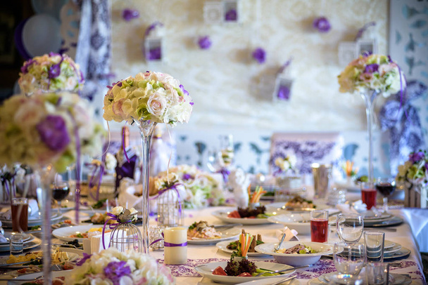 Prostírání na luxusní svatební hostinu. Příklad slavnostní zdobení. Skutečné květiny na stole pro nevěstu a ženicha. - Fotografie, Obrázek