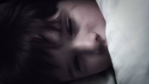 Rapaz adormecido
  - Foto, Imagem