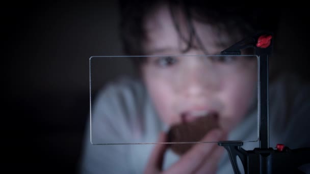 Dispositivo inteligente transparente futuro 4K, alimentación infantil y aspecto curioso
 - Imágenes, Vídeo