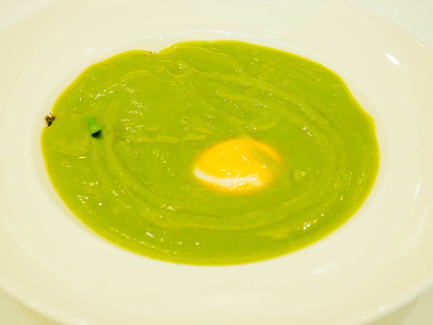 Asparagus cream soup served with an egg - Foto, Imagen