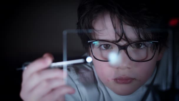 Dispositivo inteligente transparente futuro 4K, huella dactilar de investigación infantil
 - Imágenes, Vídeo