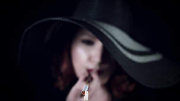 Lány a fekete háttér a dohányzás - Felvétel, videó