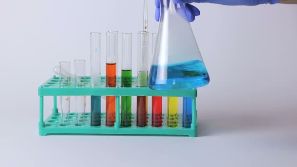 Flacons et béchers de laboratoire sur la table
 - Séquence, vidéo