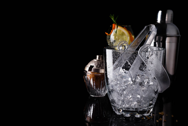 Glaseimer und Mohito-Cocktail in Glas isoliert auf schwarz mit Kopierraum - Foto, Bild