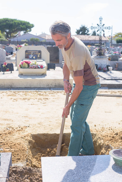 Man preparing grave and grave - Photo, image