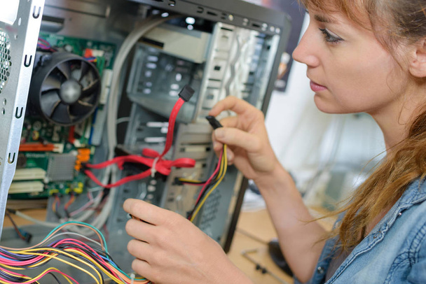Young lady rewiring computer - Φωτογραφία, εικόνα