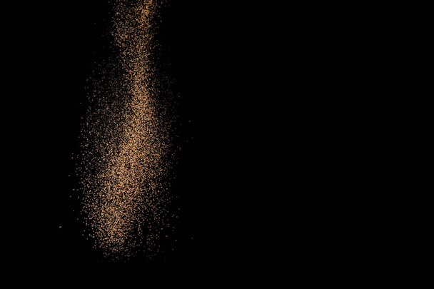 Κακάο σε σκόνη κοσκίνισμα απομονωμένες σε μαύρο φόντο. Σοκολάτα σκόνη σε μαύρο φόντο. Χώρο αντίγραφο - Φωτογραφία, εικόνα