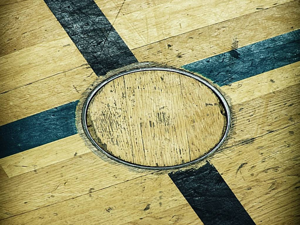 Cubierta circular para el equipo de entrenamiento en el piso del gimnasio de la escuela. Líneas pintadas en suelo de madera de salón deportivo con superficie de raspado
.  - Foto, imagen