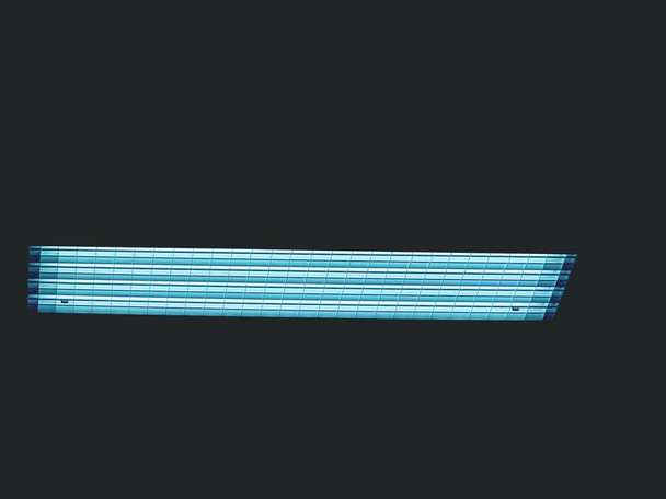 Светящийся потолок из квадратных панелей, голубой тонированный свет. Флуоресцентные лампы на современном потолке
.  - Фото, изображение