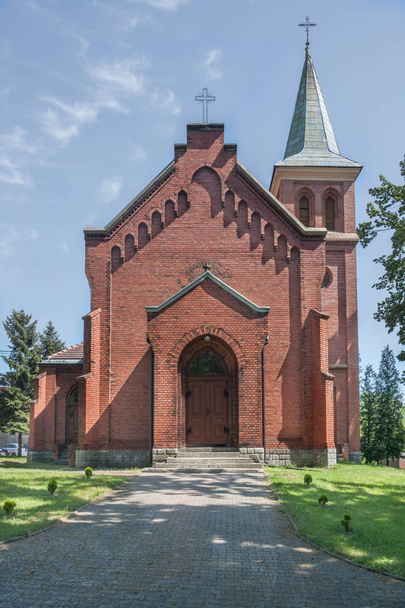 Protestan - Augsburg kilise havarilerin Peter ve Paul Pyskowice içinde. Bir kilise Noegothic tarzında inşaat 1894 yılında başlanmıştır. Pyskowice City, Yukarı Silezya, Polonya, Europe. - Fotoğraf, Görsel