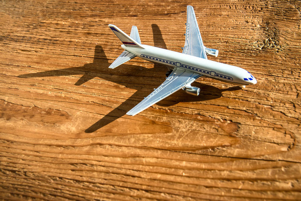 Zabawka samolot na tle drewniany stół  - Zdjęcie, obraz