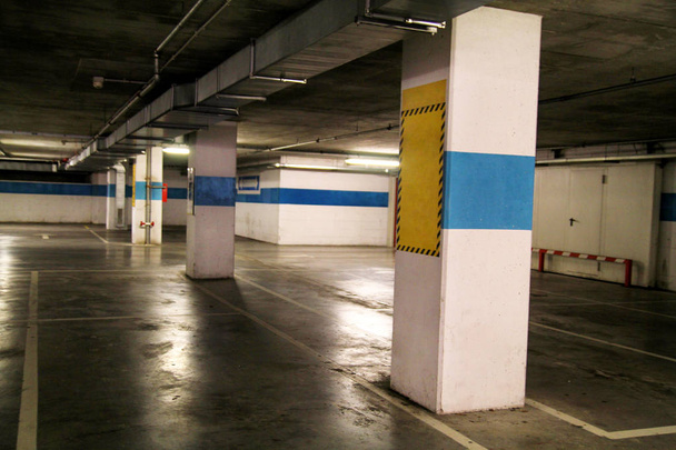 Χώρος στάθμευσης μπαρ στην περιοχή στο πολυκατάστημα / χώρος στάθμευσης, υπόγειο γκαράζ του εμπορικό κέντρο / φως νέον σε έντονο βιομηχανικό κτίριο / υπόγεια γκαράζ από μοντέρνα πολυκατοικία. - Φωτογραφία, εικόνα