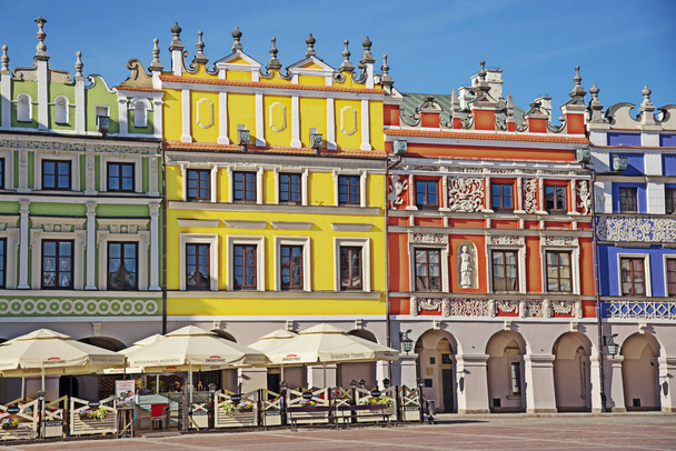 ZAMOSC, LUBLIN VOIVODESHIP / POLAND - MAY 12, 2018: Historic buildings of the old town in the historic Great Market Square - Photo, Image