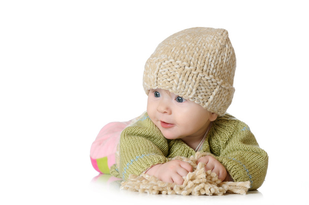 πορτρέτο του πέντε μηνών κοριτσάκι που φοράει πλεκτά καπέλο χειμώνα - Φωτογραφία, εικόνα