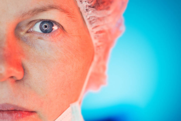 Hospitalist ženský portrét polovinu tváře s kopií prostor - Fotografie, Obrázek