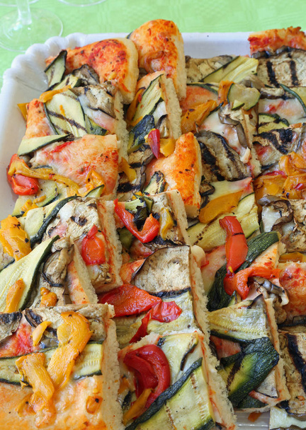 pizza con verduras a la parrilla en una mesa buffet para celebrar un cumpleaños
 - Foto, imagen
