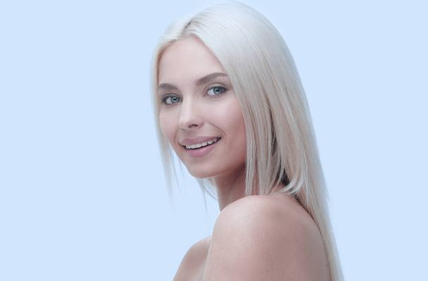 Portret van een jonge blonde vrouw met dagelijkse make-up. - Foto, afbeelding