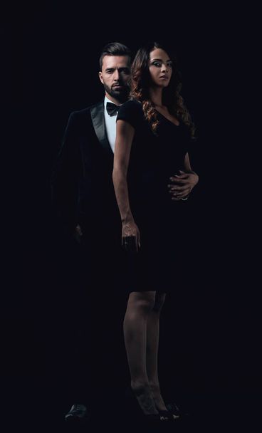 элегантный мужчина и женщина позируют рядом друг с другом на студии
. - Фото, изображение