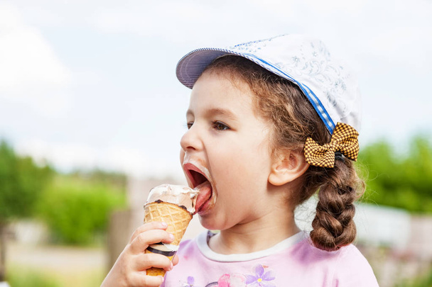 Kislány nyalás fagylalt - Fotó, kép