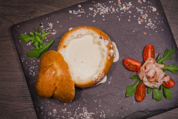 Świeży grochówkę w misce chleb na deska z solą i papryka - Zdjęcie, obraz