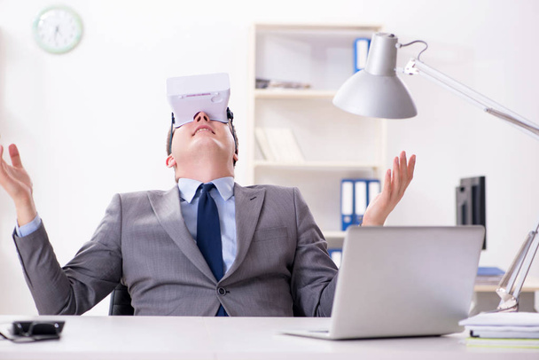 Бизнесмен в очках виртуальной реальности в офисе - Фото, изображение