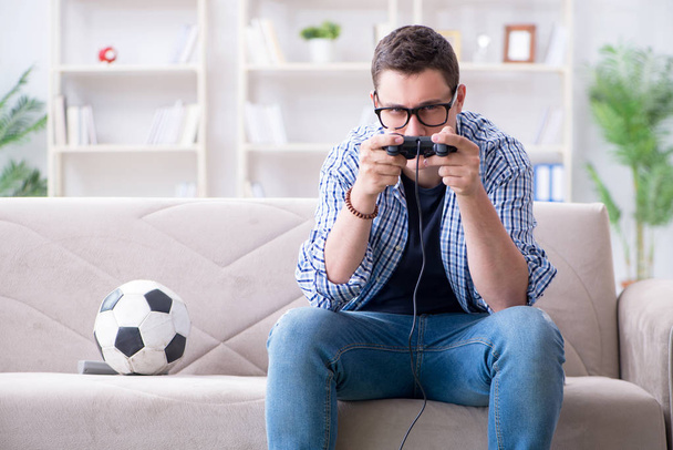 Fiatal férfi játszik számítógépes játékok otthon - Fotó, kép