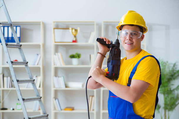 Mladý opravář s elektrickým vrtákem - Fotografie, Obrázek