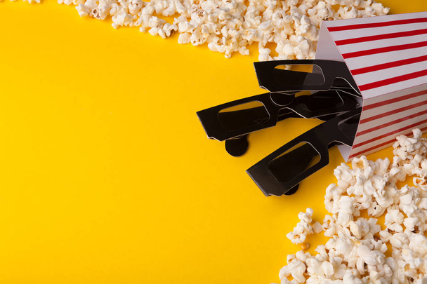 Occhiali 3D e popcorn su sfondo giallo
 - Foto, immagini