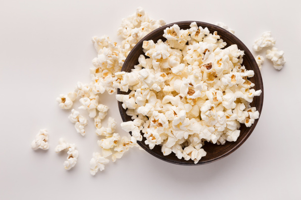 Popcorn-Schale isoliert auf weißem Hintergrund - Foto, Bild