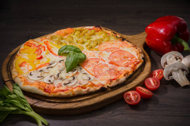 Horký kousek pizzy s gorgonzolou na rustikální dřevěný stůl - Fotografie, Obrázek