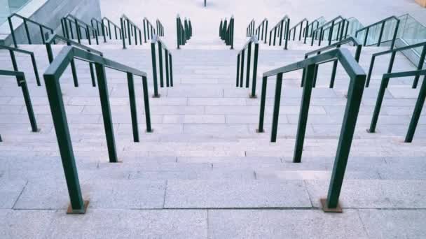 Široké schodiště vyrobené z betonu s černými železné zábradlí zábradlí, velké schodiště na fotbalovém stadionu - Záběry, video