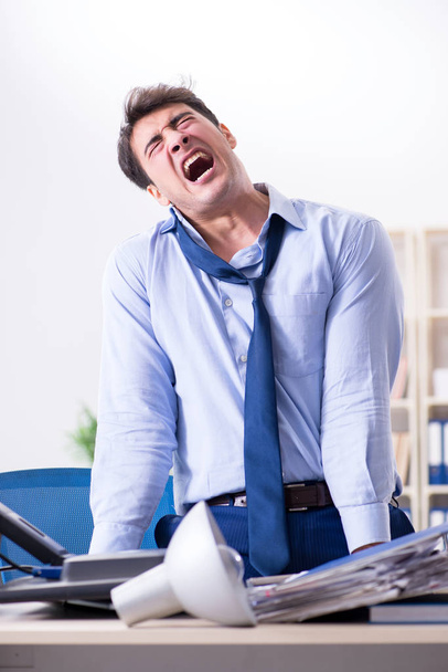 Homme d'affaires en colère frustré par trop de travail - Photo, image