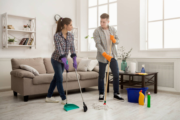 Couple cleaning at home together - Foto, afbeelding