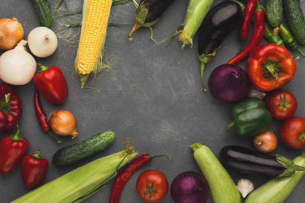 Marco de verduras frescas sobre fondo gris con espacio de copia
 - Foto, Imagen