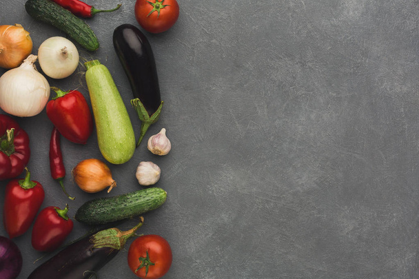 Frontera de verduras frescas sobre fondo gris con espacio para copiar
 - Foto, Imagen
