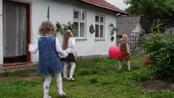 Niños jugando
 - Metraje, vídeo