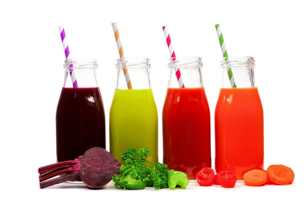 Чотири пляшки овочевого соку, буряка, зелені, помідорів і моркви з інгредієнтами, ізольовані на білому
 - Фото, зображення