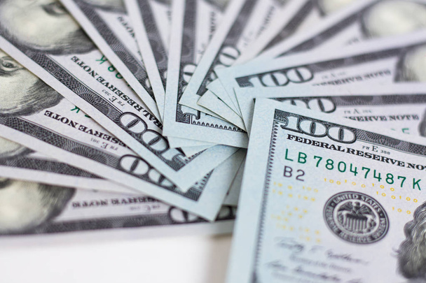 Beyaz bir arka plan üzerinde yeni bill dolar - Fotoğraf, Görsel