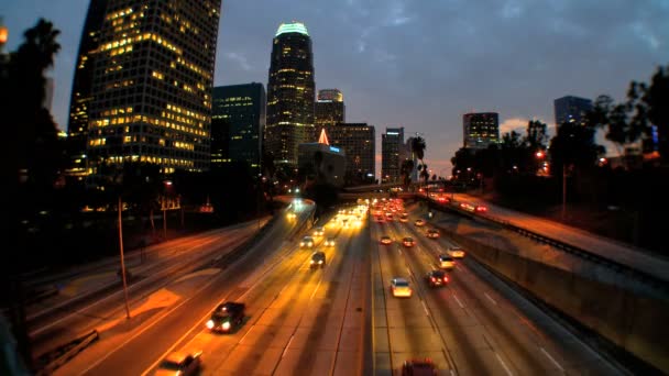 Движение в центре Лос-Анджелеса ночью
 - Кадры, видео