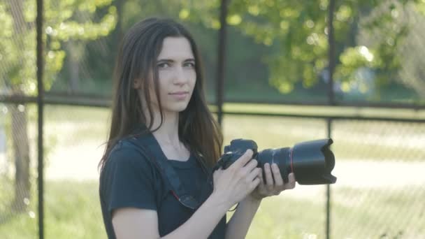Retrato de una fotógrafa tomando fotos en el parque
. - Imágenes, Vídeo