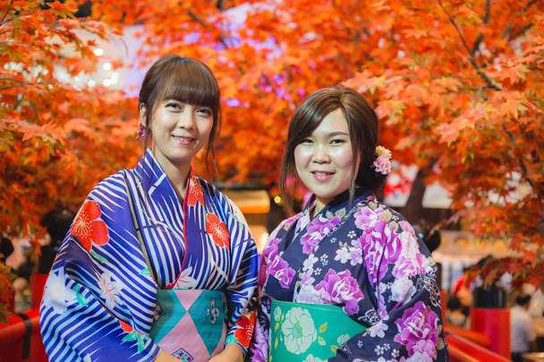Fiatal nő visel japán hagyományos kimonó őszi színe. Japán - Fotó, kép