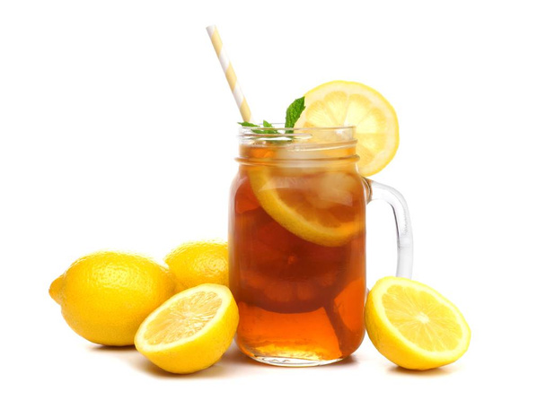 Mason pot verre de thé glacé aux citrons et à la paille isolé sur un fond blanc
 - Photo, image