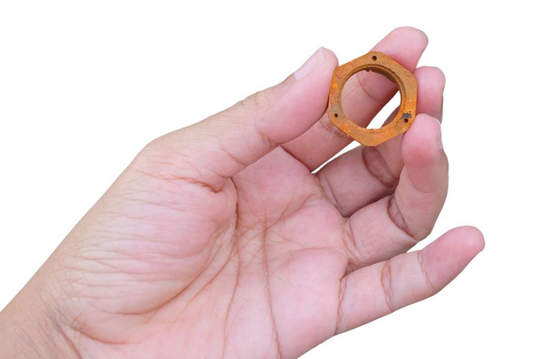 Hand, die eine Sechskant- oder Sicherungsmutter aus Metall hält, die in Verbindung mit Schraube und Schraubverschluss verwendet wird, um den Gegenstand sicher zu halten. - Foto, Bild