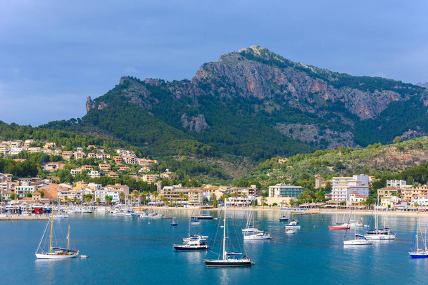 Puerto de Soller, Port of Mallorca island in balearic islands, Spain. Beautiful  beach and bay with boats in clear blue water of summer day. - Foto, imagen