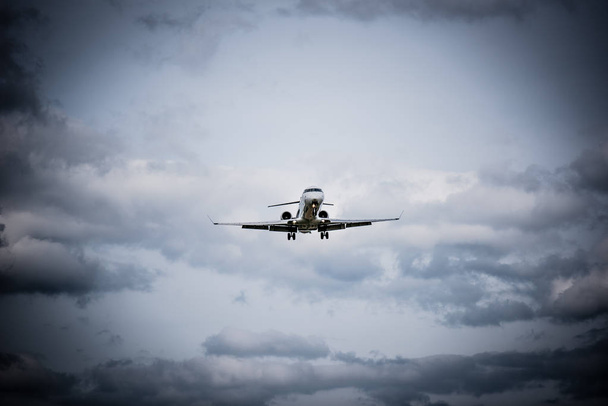 Avión volando con nubes en el fondo
 - Foto, imagen